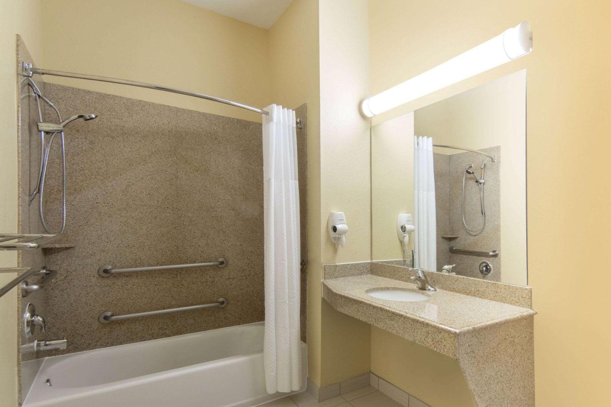 Days Inn By Wyndham Baytown East Екстериор снимка
