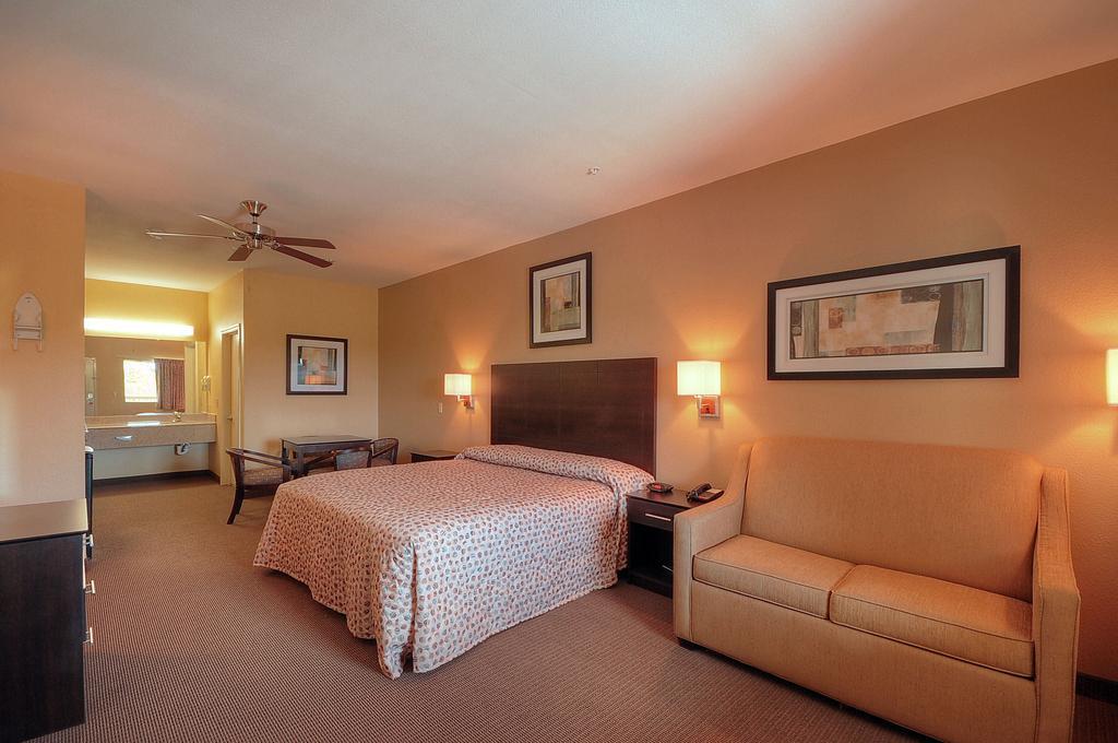 Days Inn By Wyndham Baytown East Стая снимка
