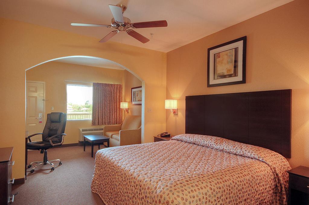 Days Inn By Wyndham Baytown East Стая снимка
