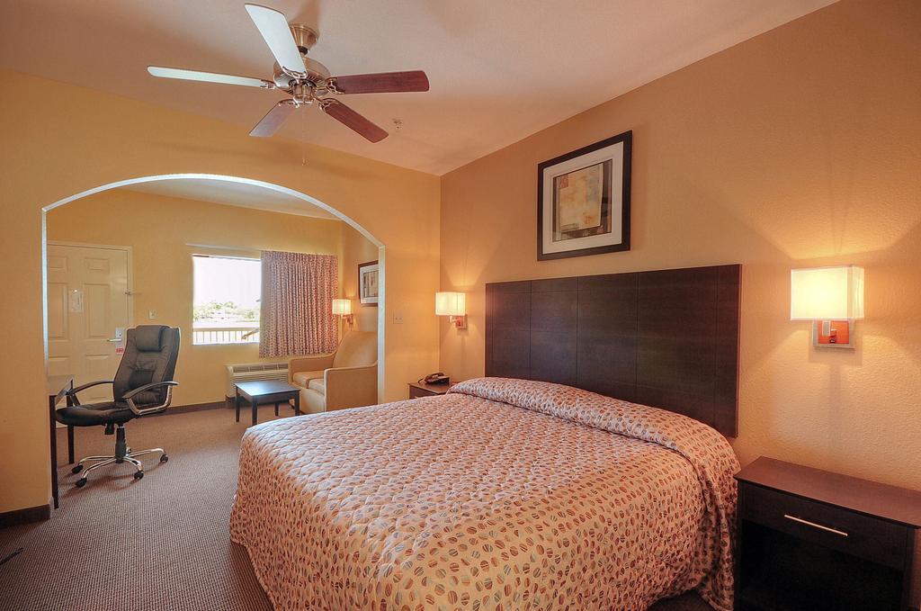 Days Inn By Wyndham Baytown East Стая снимка