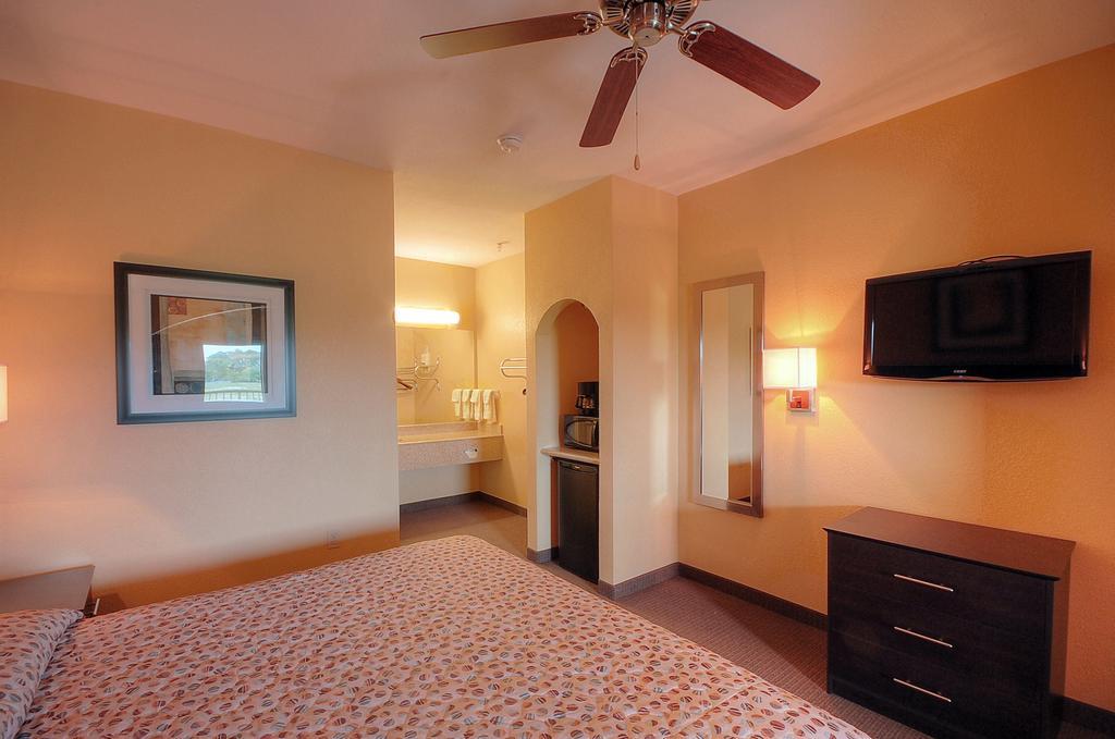 Days Inn By Wyndham Baytown East Екстериор снимка