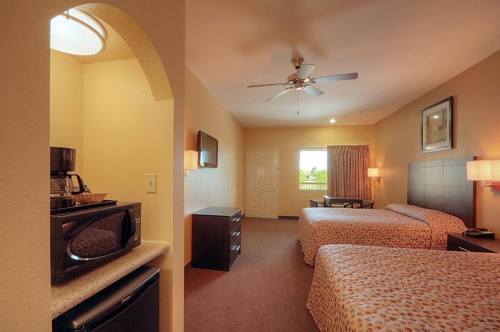 Days Inn By Wyndham Baytown East Екстериор снимка